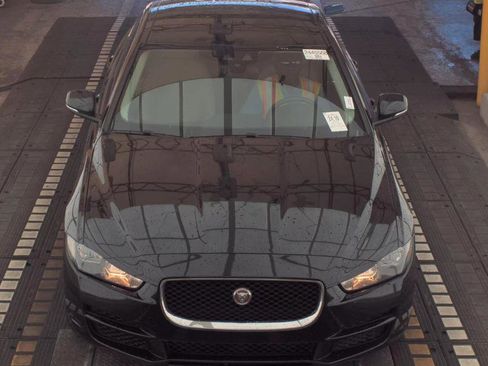 Used 2018 Jaguar XE Premium image 2