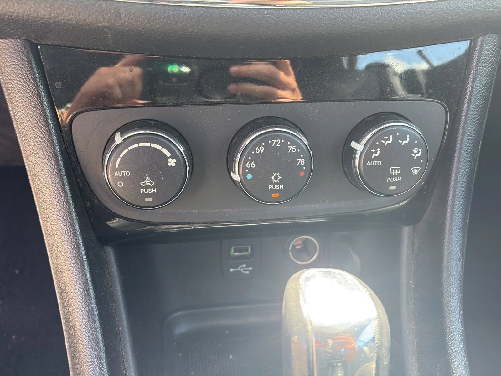 Used 2013 Chrysler 200 S FWD image 18