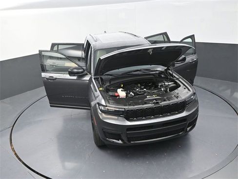 Used 2025 Jeep Grand Cherokee L Limited w/ Black Appearance Package image 36