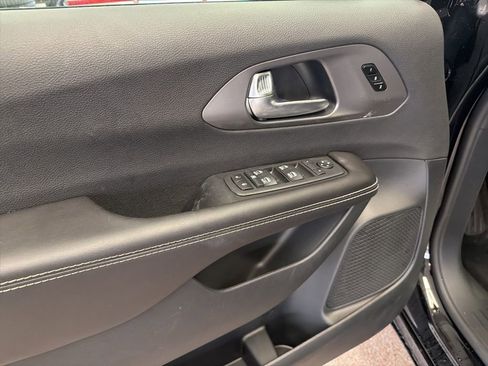 New 2026 Chrysler Pacifica Select w/ S Appearance Package image 5