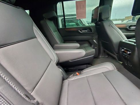 Used 2025 GMC Yukon XL Denali w/ Denali Reserve Package image 6