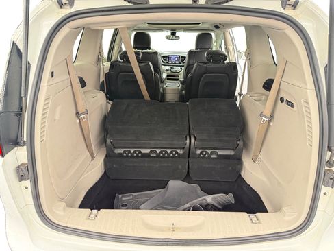 Used 2018 Chrysler Pacifica Limited image 17