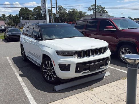 Used 2024 Jeep Grand Cherokee L Overland w/ Luxury Tech Group IV AWD/4WD image 2