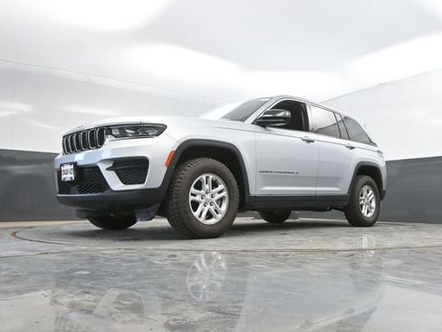 Used 2024 Jeep Grand Cherokee Laredo AWD/4WD image 50