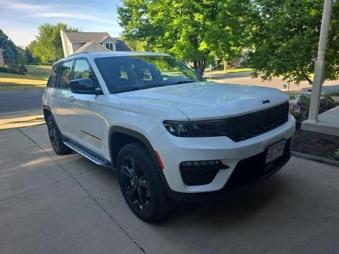 Used 2023 Jeep Grand Cherokee Limited w/ Black Appearance Package AWD/4WD image 2