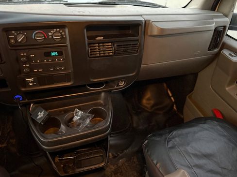 Used 2005 Chevrolet Express 3500 w/ Express Access Plus Package image 10