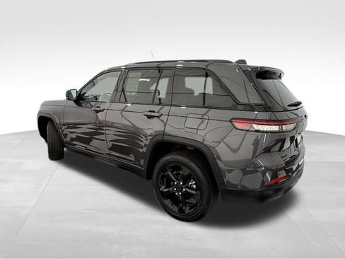 Used 2023 Jeep Grand Cherokee Altitude image 2