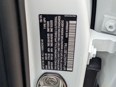 Certified 2026 Porsche Macan AWD/4WD image 30