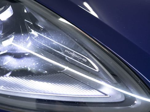 Certified 2023 Porsche Macan AWD/4WD image 16