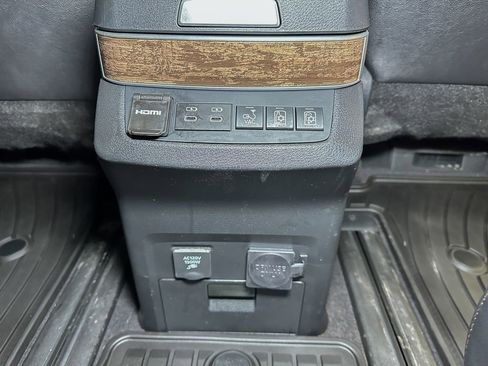 Used 2026 Toyota Sienna Platinum AWD/4WD image 31