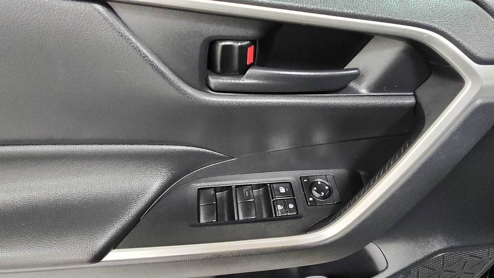 Certified 2019 Toyota RAV4 LE w/ Carpet Mat Package AWD/4WD image 15