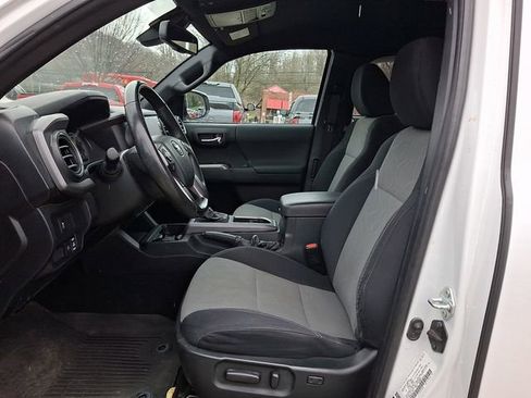 Used 2022 Toyota Tacoma TRD Sport image 11