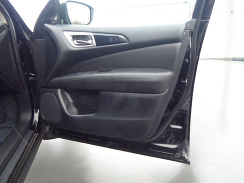 Used 2019 Nissan Pathfinder SV image 20