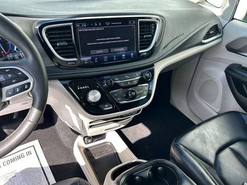 Used 2023 Chrysler Pacifica Touring-L FWD image 19