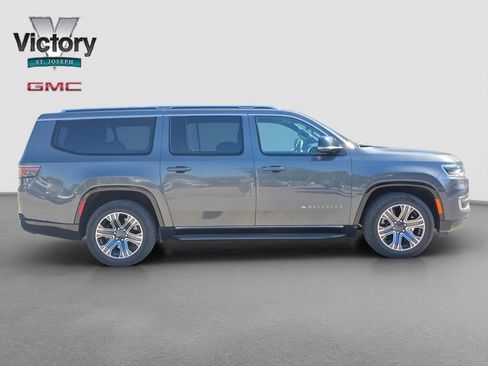 Used 2024 Jeep Wagoneer L Series II w/ Flexible Seating Group AWD/4WD image 19