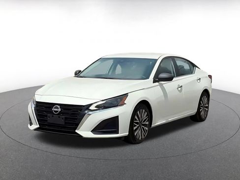 Used 2025 Nissan Altima 2.5 SV FWD image 8