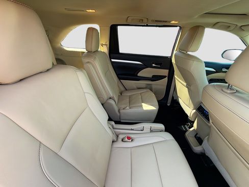 Used 2019 Toyota Highlander SE image 30