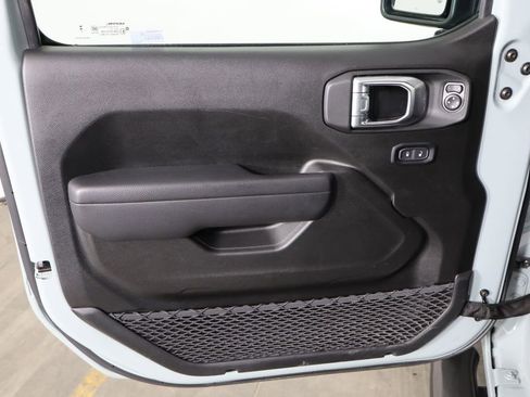 Used 2024 Jeep Wrangler Unlimited AWD/4WD image 19