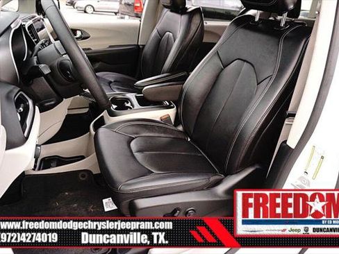 Certified 2024 Chrysler Pacifica Touring-L image 13