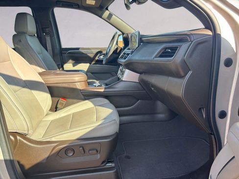 Used 2022 GMC Yukon SLT w/ SLT Premium Package image 15