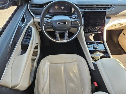 Used 2023 Jeep Grand Cherokee Limited w/ Luxury Tech Group II image 9