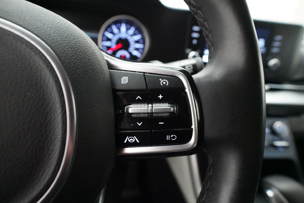 Used 2024 Kia Carnival LX FWD image 19