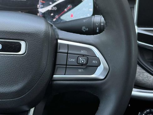 Used 2023 Jeep Compass Latitude AWD/4WD image 13