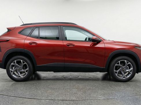 Used 2025 Chevrolet Trax LT w/ LT Convenience Package image 11