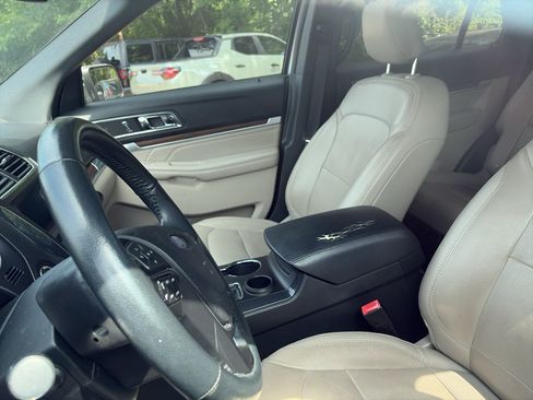 Used 2019 Ford Explorer Limited w/ Class III Trailer Tow Package FWD image 3