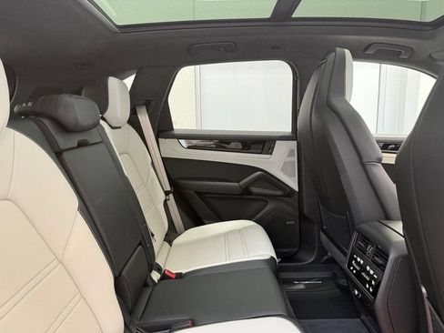 Certified 2025 Porsche Cayenne Turbo AWD/4WD image 13