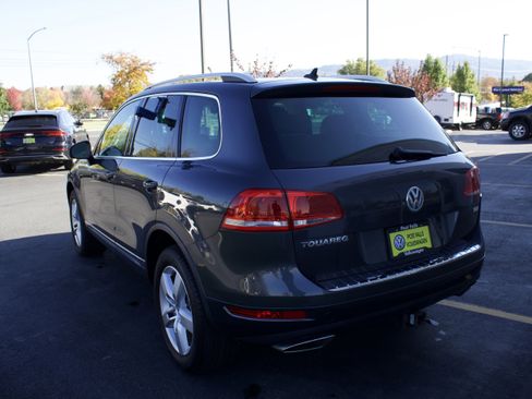 Used 2012 Volkswagen Touareg TDI image 7