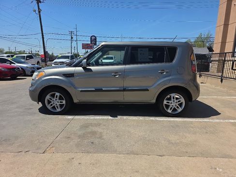 Used 2011 Kia Soul + w/ Audio Pkg FWD image 8
