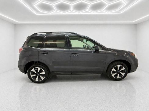 Used 2017 Subaru Forester 2.5i Limited AWD/4WD image 2