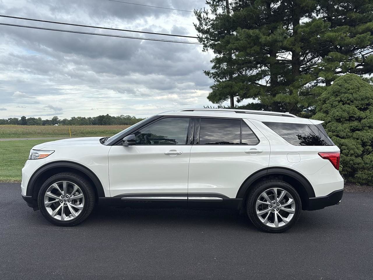 Used 2021 Ford Explorer Platinum w/ Equipment Group 601A AWD/4WD image 2