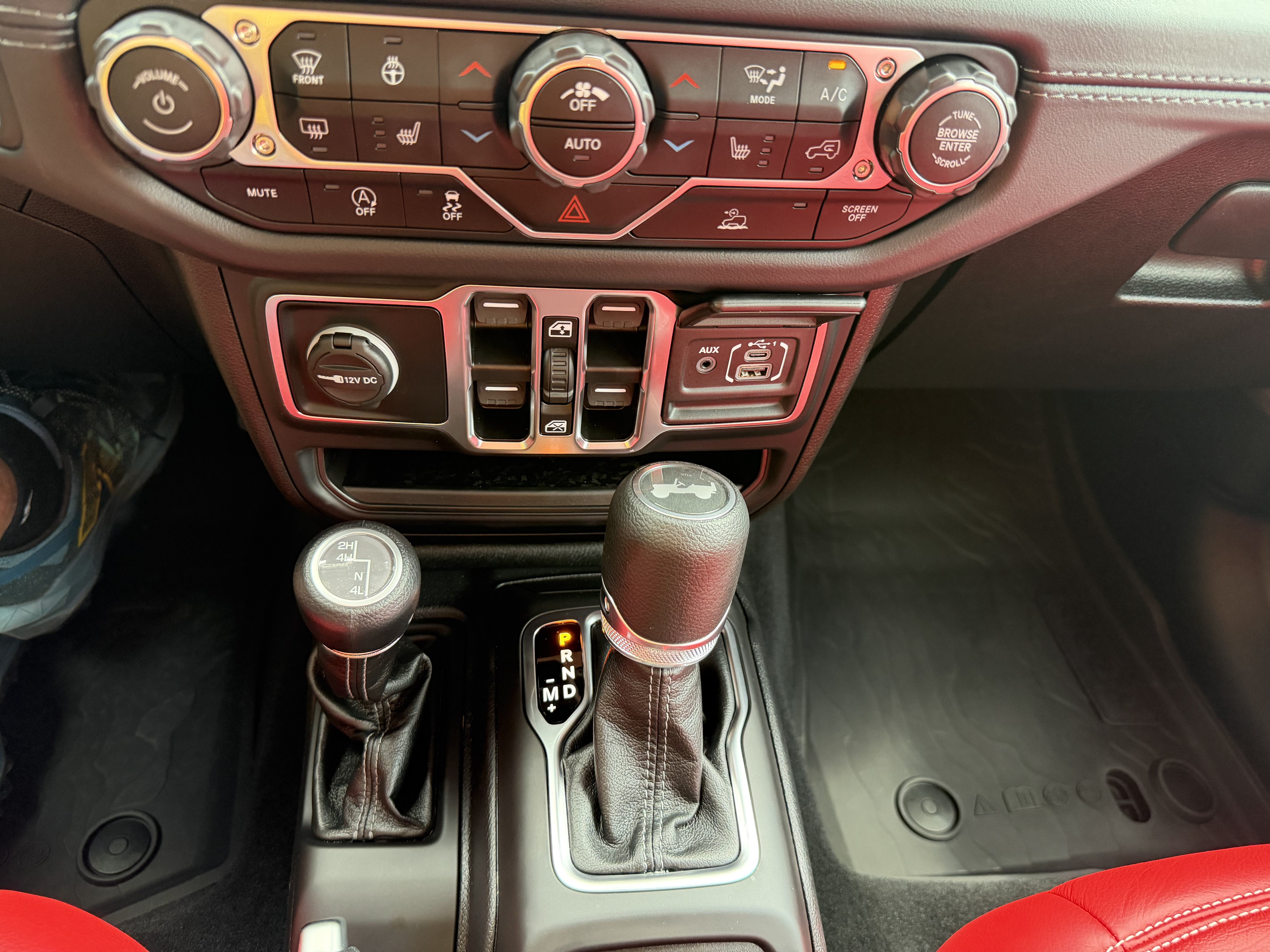 Used 2025 Jeep Wrangler Unlimited Sahara AWD/4WD image 26