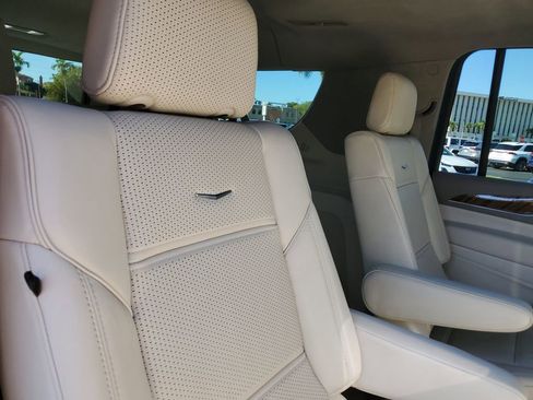 Certified 2022 Cadillac Escalade ESV Premium Luxury Platinum w/ Heavy-Duty Trailer Package image 23