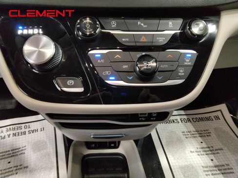 Used 2018 Chrysler Pacifica Touring-L image 19