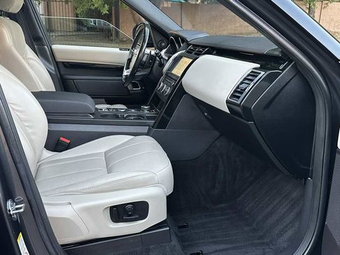 Used 2018 Land Rover Discovery SE image 18