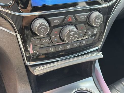 Used 2022 Jeep Grand Cherokee Limited w/ Tech Group AWD/4WD image 18