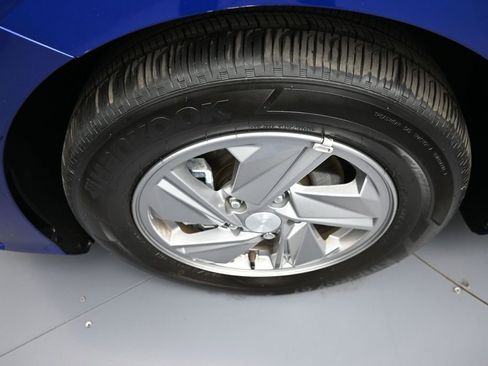 Used 2025 Hyundai Elantra SE FWD image 14