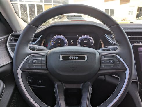 Used 2023 Jeep Grand Cherokee L Limited w/ Trailer Tow Group (B) AWD/4WD image 17