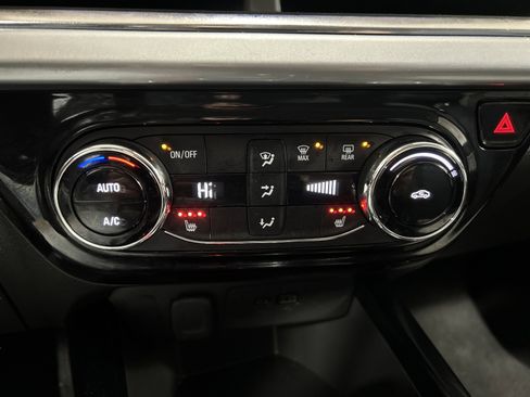 Used 2025 Chevrolet Trax LT w/ LT Convenience Package image 21