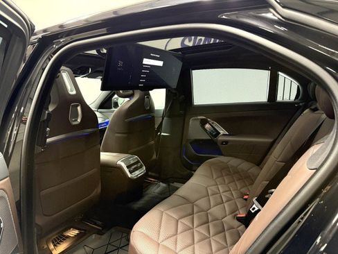 Used 2024 BMW 740i xDrive AWD/4WD image 19