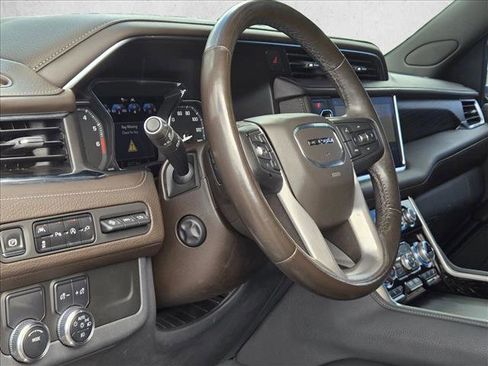 Used 2021 GMC Yukon Denali w/ Denali Premium Package image 10
