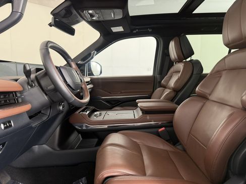 Used 2025 Lincoln Navigator Reserve AWD/4WD image 18