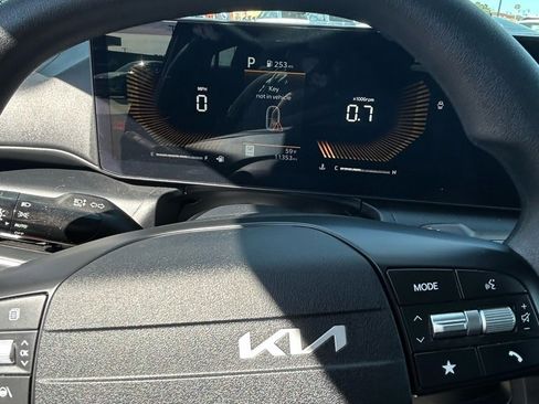 Used 2025 Kia K4 LXS image 11