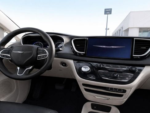 Used 2023 Chrysler Pacifica Touring-L FWD image 13
