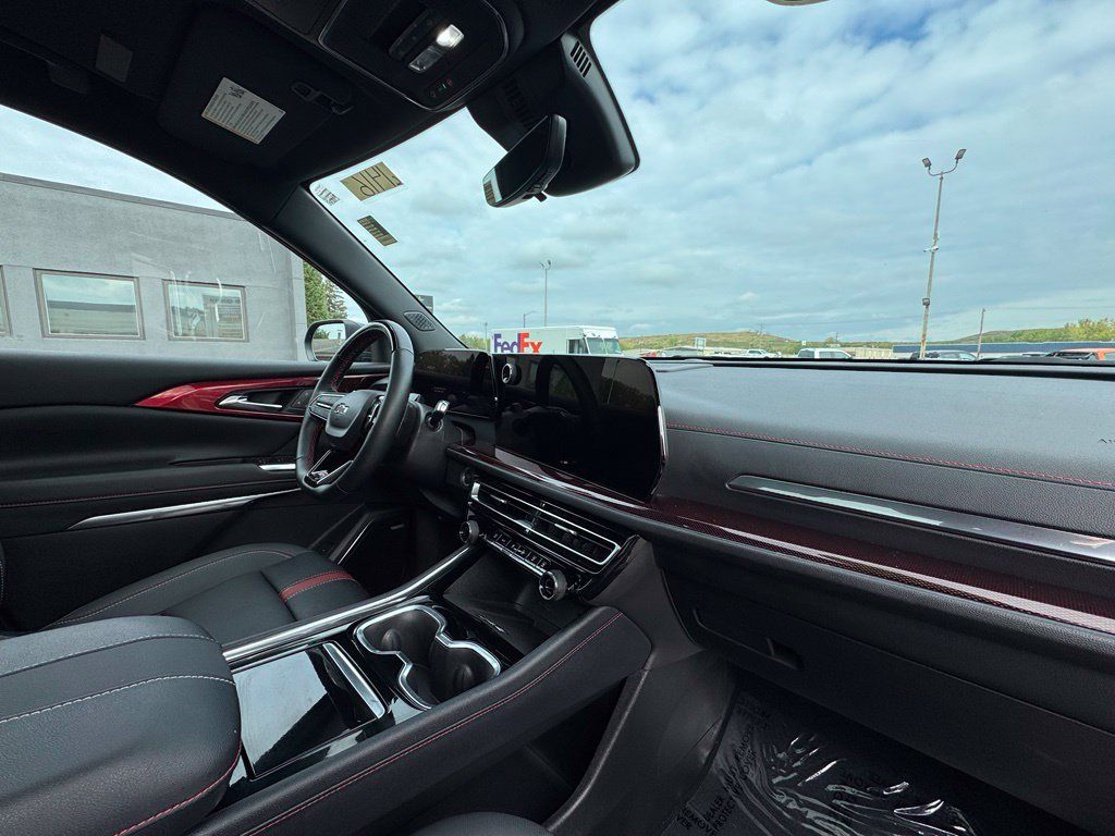 Used 2025 Chevrolet Traverse RS AWD/4WD image 39