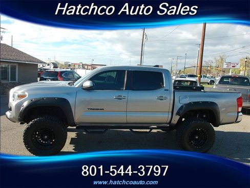 Used 2017 Toyota Tacoma SR5 w/ Tow Package image 2