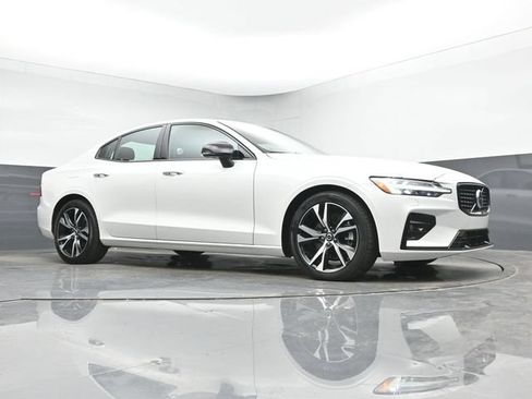 Used 2025 Volvo S60 B5 Core FWD image 10